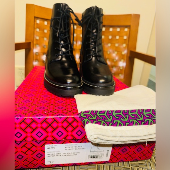 Tory Burch Miller Lug Sole Ankle Boot ***Excellent Condition*** - Picture 2 of 9